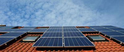 Förderung von PV-Anlagen: Mit Photovoltaik auf dem Dach Energiekosten sparen