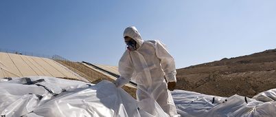 Asbest in Bitumen: Abfälle werden illegal im Wald entsorgt