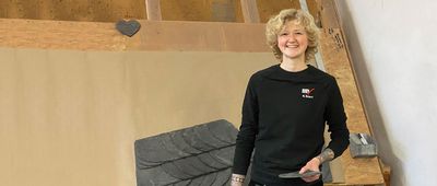 Junge Frau erobert die überbetriebliche Dachdecker-Ausbildung