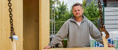 Zimmerer realisiert die eigenen vier Wände in Holzbauweise